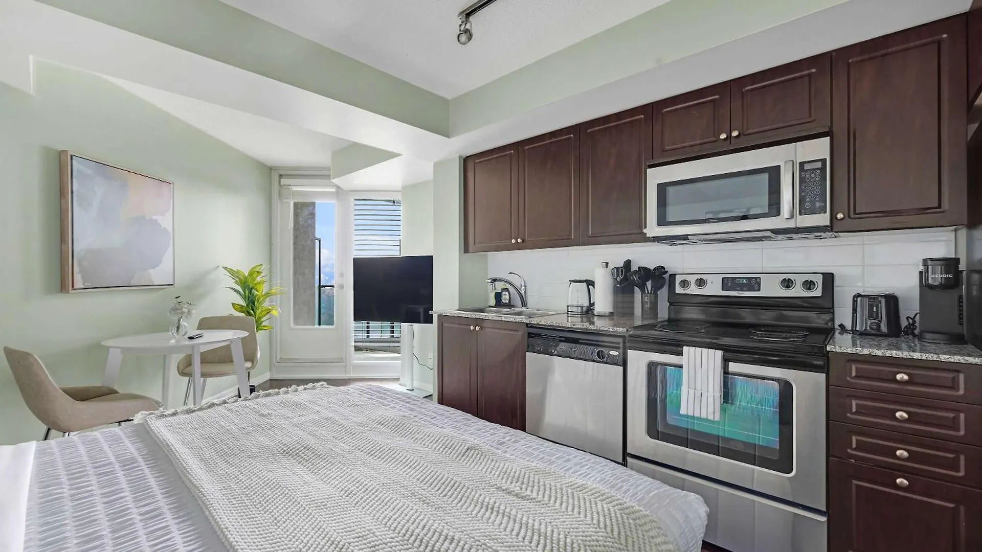 Trendy Studio By Torontos Waterfront Toronto