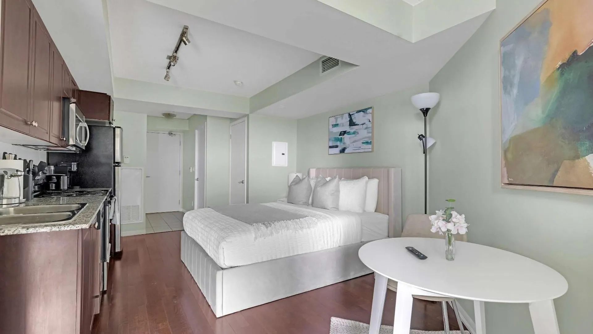 Trendy Studio By Torontos Waterfront Apartment Toronto